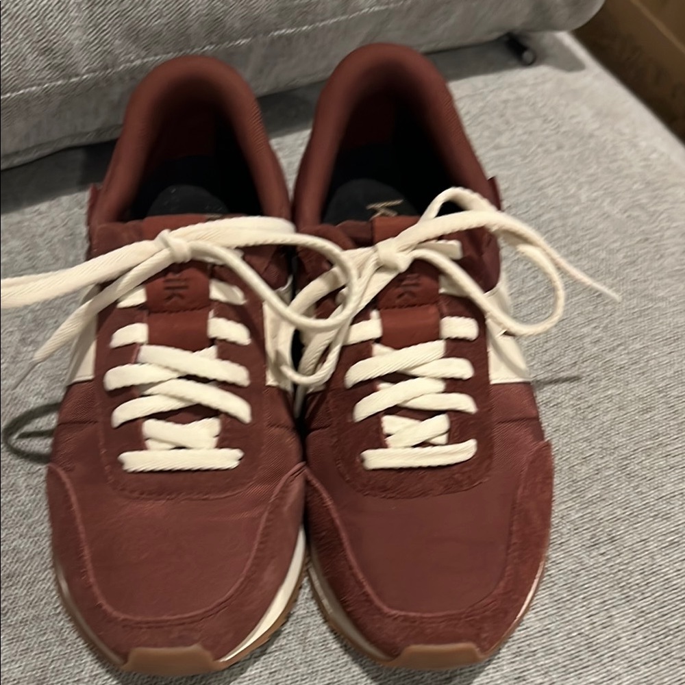Kizik woman’s Step-In Sneakers